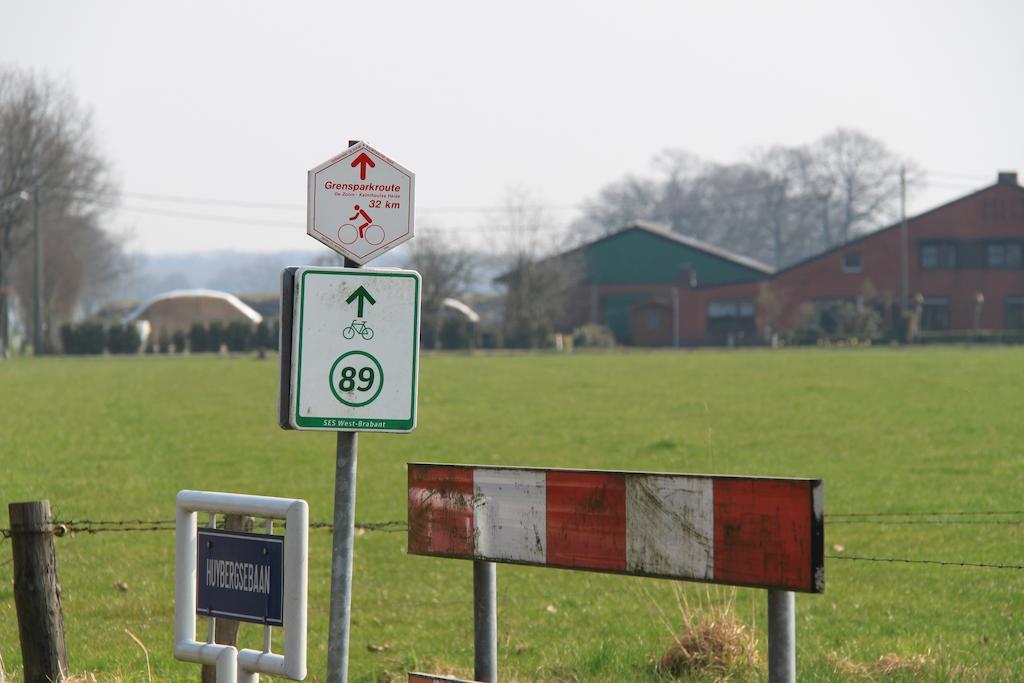Hotel De Volksabdij Ossendrecht Bagian luar foto