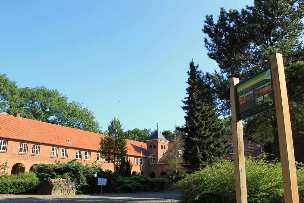 Hotel De Volksabdij Ossendrecht Bagian luar foto